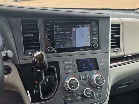 Used 2018 Toyota Sienna XLE w/ XLE Navigation Package FWD image 14