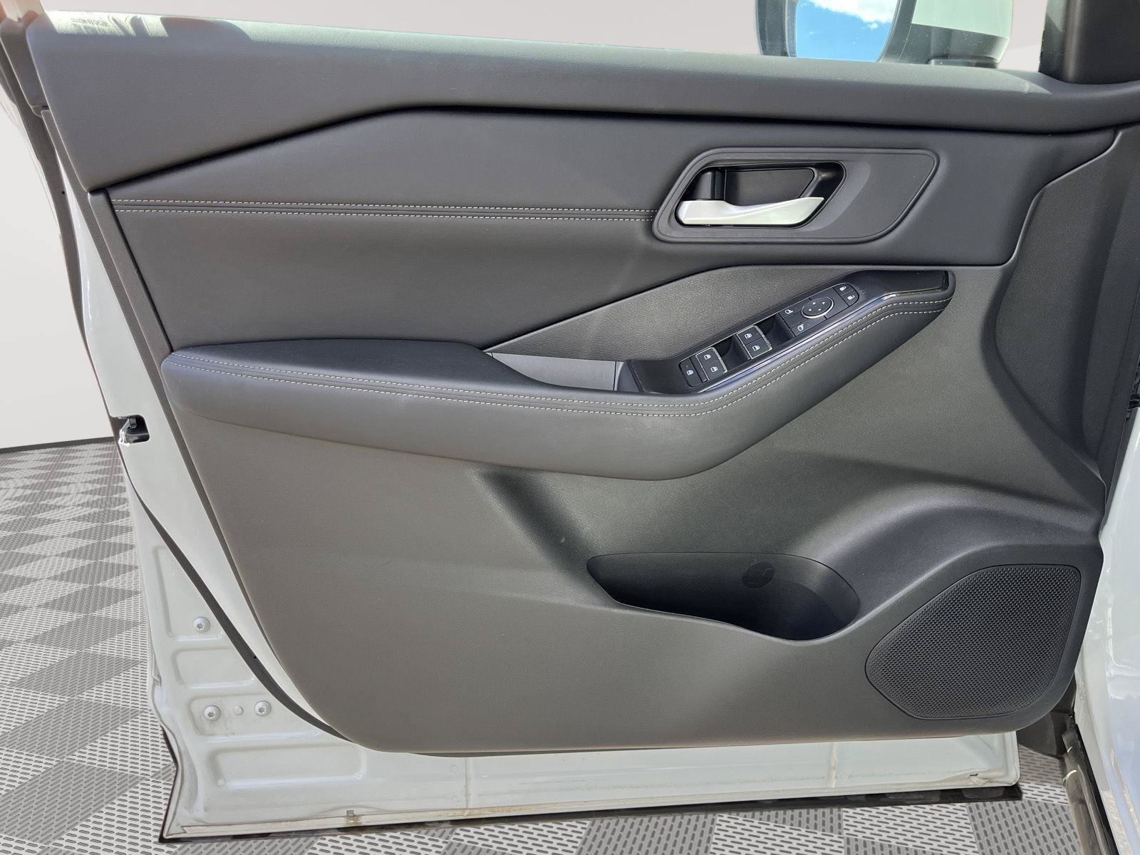 Used 2025 Nissan Rogue SL AWD/4WD image 18