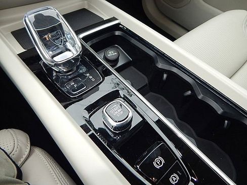 New 2026 Volvo XC60 B5 Ultra w/ Climate Package image 17