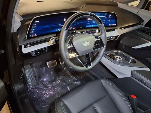 Certified 2025 Cadillac Optiq Sport 1 w/ LPO, ONYX Package image 3