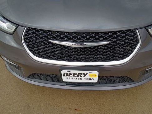 Used 2023 Chrysler Pacifica Touring-L image 5