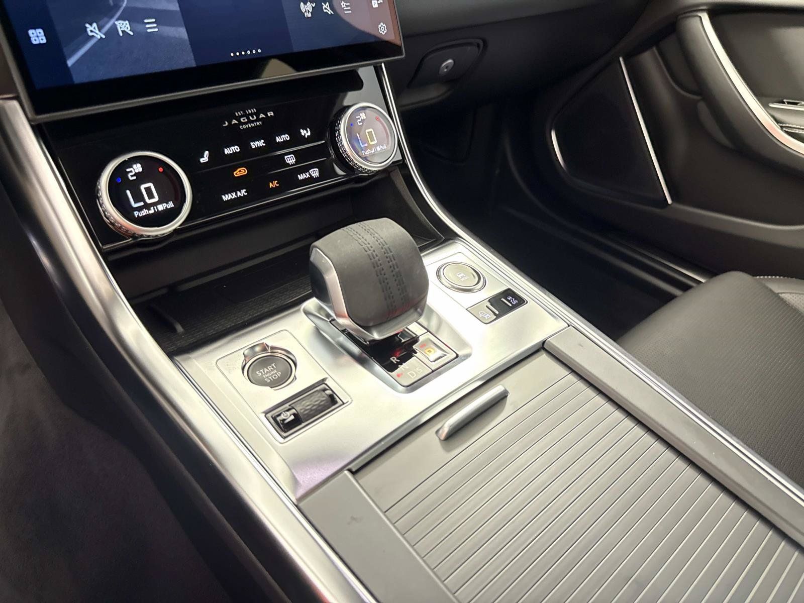 Certified 2024 Jaguar XF R-Dynamic SE AWD/4WD image 19