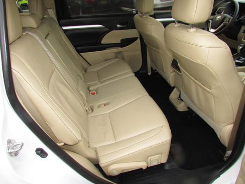 Used 2019 Toyota Highlander XLE image 27