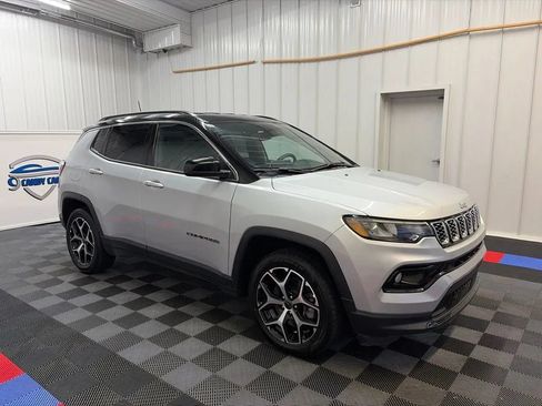 Used 2025 Jeep Compass Limited AWD/4WD image 3