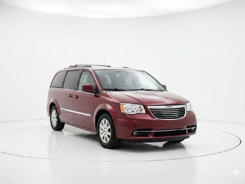 Used 2014 Chrysler Town & Country Touring image 3