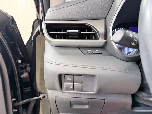Used 2021 Toyota Highlander XLE AWD/4WD image 42