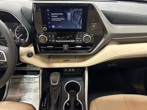 Used 2025 Toyota Highlander XLE image 25