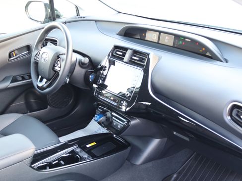 Used 2020 Toyota Prius XLE AWD/4WD image 34