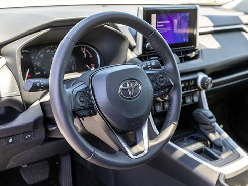 Used 2025 Toyota RAV4 XLE FWD image 22