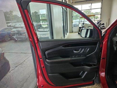 Used 2025 Honda Pilot TrailSport image 17