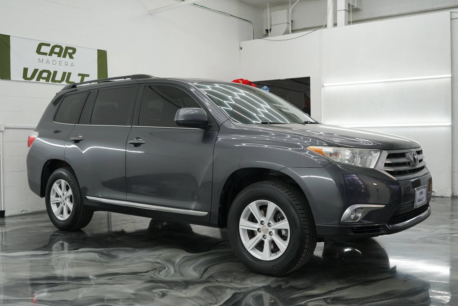 Used 2012 Toyota Highlander SE w/ Tow Pkg FWD image 5