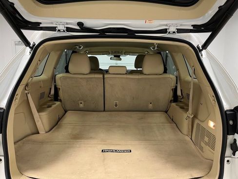 Used 2018 Toyota Highlander Plus w/ Carpet Mat Package (TMS) AWD/4WD image 50