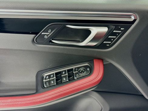 Certified 2025 Porsche Macan image 11