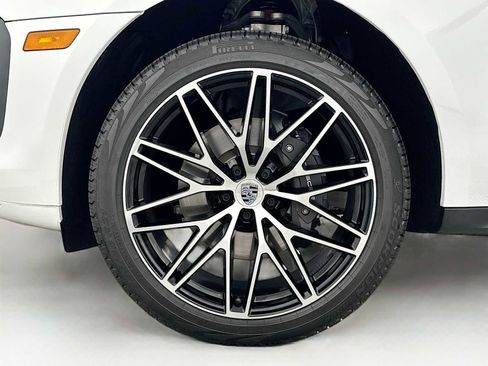 Certified 2025 Porsche Macan image 32