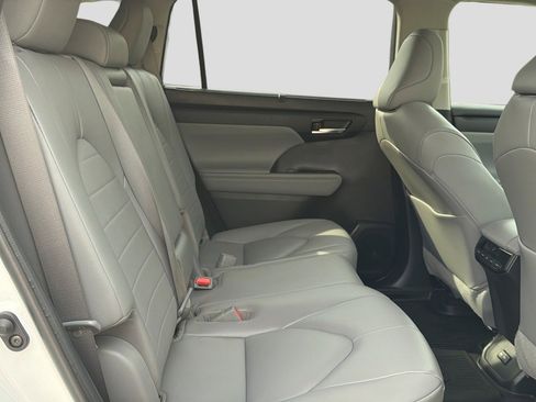 Used 2023 Toyota Highlander XLE AWD/4WD image 22