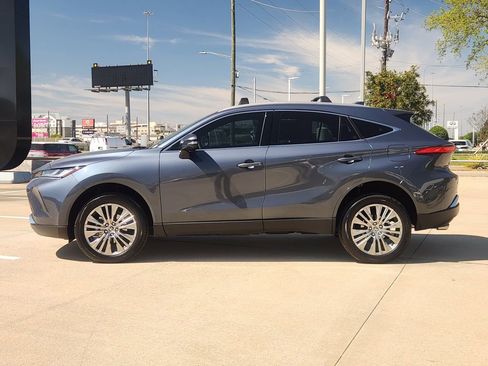 Used 2024 Toyota Venza XLE image 4