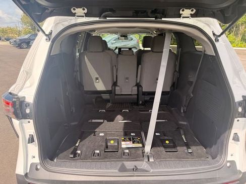 Used 2025 Toyota Sienna LE FWD image 12