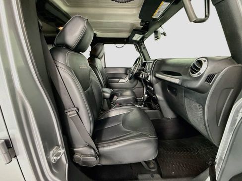 Used 2017 Jeep Wrangler Unlimited Sahara w/ Connectivity Group AWD/4WD image 19