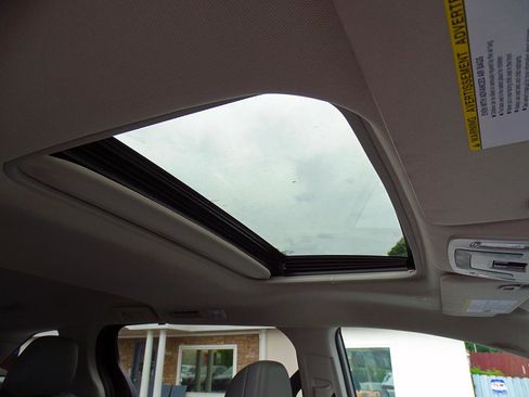 Used 2024 Toyota Sienna XLE FWD image 30