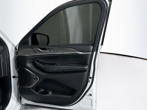 Used 2022 Jeep Grand Cherokee Overland w/ Advanced Protech Group III image 34