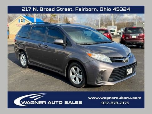 Used 2020 Toyota Sienna LE image 1