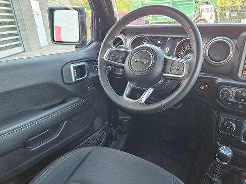 Used 2023 Jeep Gladiator Overland AWD/4WD image 9