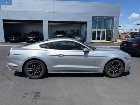 Used 2017 Ford Mustang Coupe image 4