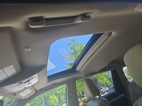 Used 2019 Toyota Highlander XLE FWD image 30