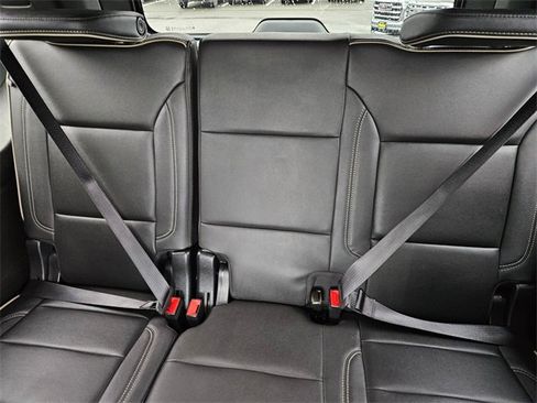 Used 2023 GMC Yukon SLT w/ SLT Premium Package image 17