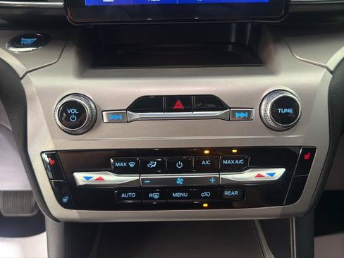 Certified 2022 Ford Explorer XLT w/ Equipment Group 202A AWD/4WD image 5