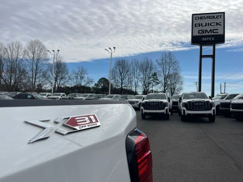 Used 2019 GMC Sierra 1500 SLT w/ SLT Premium Plus Package AWD/4WD image 27