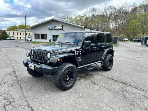 Used 2017 Jeep Wrangler Unlimited Sahara w/ Connectivity Group AWD/4WD image 2