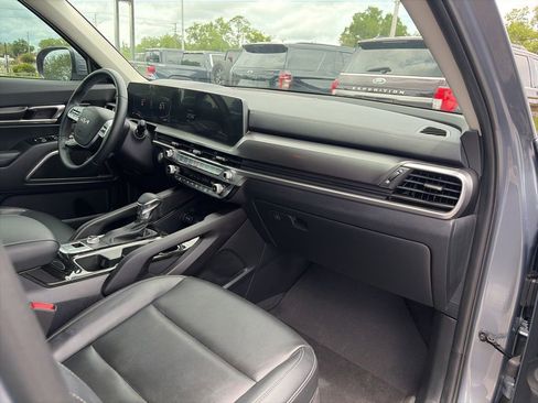 Used 2025 Kia Telluride LX FWD image 9