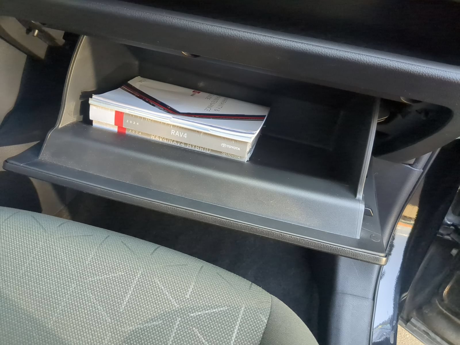 Used 2024 Toyota RAV4 XLE AWD/4WD image 30