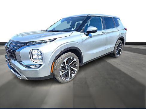 Used 2024 Mitsubishi Outlander SE image 1