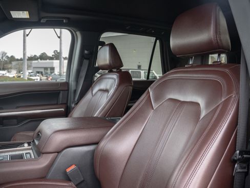 Used 2024 Ford Expedition Limited image 17