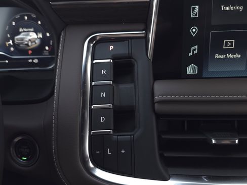 Used 2024 Chevrolet Suburban High Country w/ Advanced Technology Package image 25