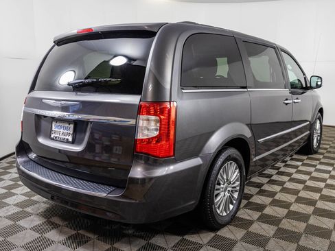Used 2016 Chrysler Town & Country Touring-L w/ Driver Convenience Group image 18