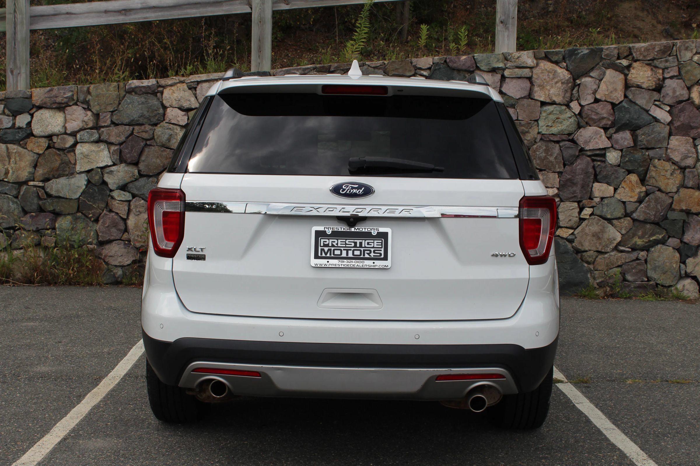 Used 2017 Ford Explorer XLT w/ Equipment Group 202A AWD/4WD image 8