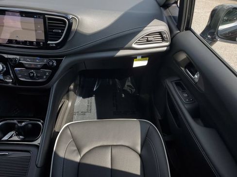New 2027 Chrysler Pacifica Limited FWD image 17