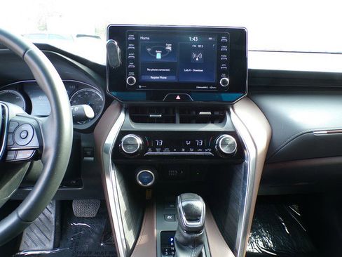 Used 2022 Toyota Venza XLE image 11