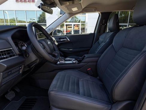 Used 2025 Mitsubishi Outlander SE image 23