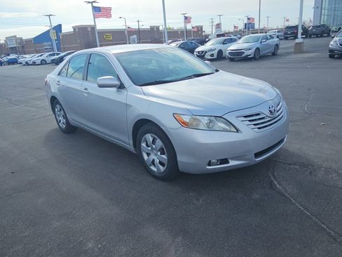 Used 2009 Toyota Camry LE image 1