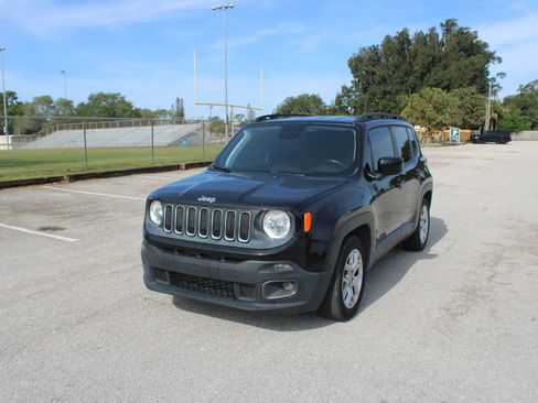 Used 2018 Jeep Renegade Latitude FWD image 2