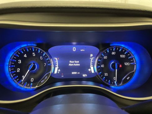 Certified 2025 Chrysler Pacifica Select image 11