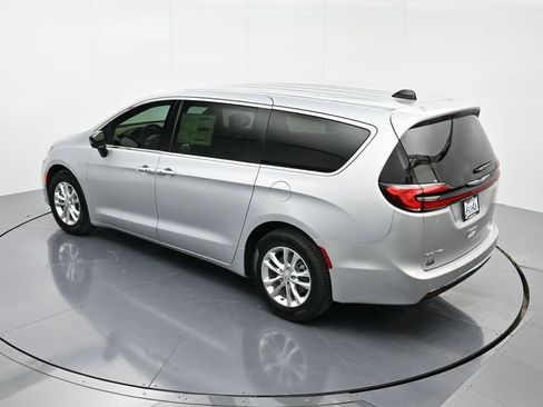 New 2026 Chrysler Pacifica Select image 32