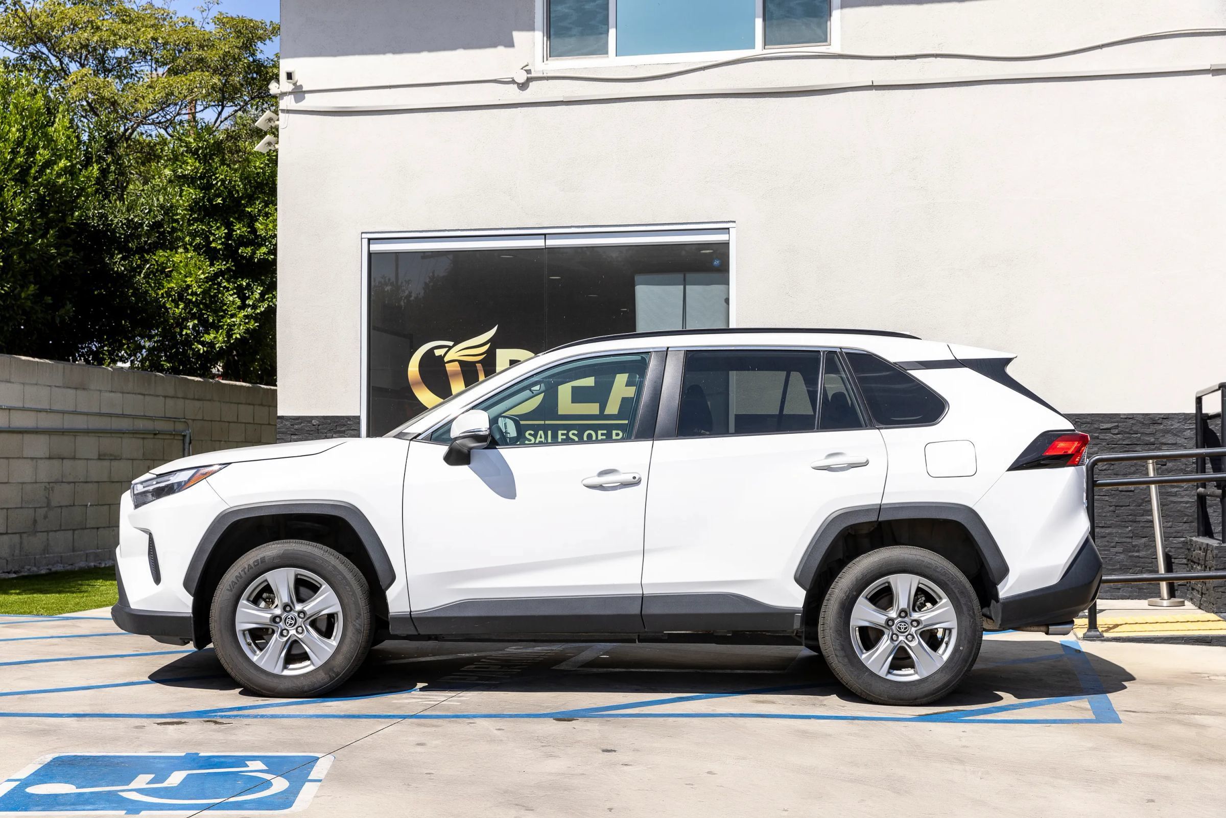 Used 2021 Toyota RAV4 XLE w/ XLE Grade Weather Package AWD/4WD image 9