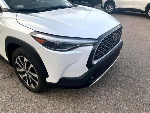 Used 2022 Toyota Corolla Cross XLE w/ Convenience Package image 5