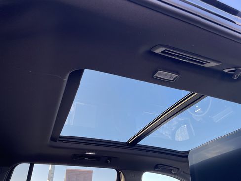 Used 2025 Chevrolet Suburban High Country image 33