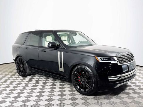 Used 2024 Land Rover Range Rover SE AWD/4WD image 3